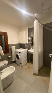 a bathroom with a toilet sink and a washing machine at Venice Suite Ruga Bella in Venice +20 photos