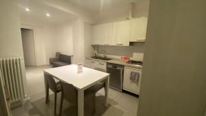 a small kitchen with a table and a white table and chairs at Venice Suite Ruga Bella in Venice