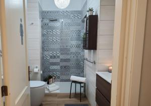 的里雅斯特La casa di Circe的带淋浴、马桶和水槽的浴室