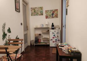 的里雅斯特La casa di Circe的客厅配有桌子和冰箱