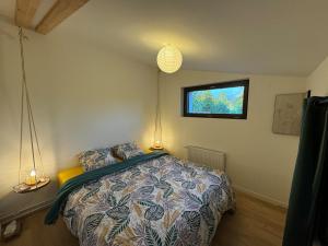 een slaapkamer met een bed en een raam bij Gîte du Séquoia - Paisible maison de campagne in Vallet +21 foto's