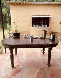 Kohvi ja tee valmistamise võimalus majutusasutuses Kala Kutir Mud Stay near Taj Mahal King sized bed