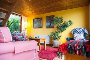 ein Wohnzimmer mit zwei Stühlen und einem Tisch in der Unterkunft Serene Bantry Bay Cabin Retreat in Ladyʼs Odell