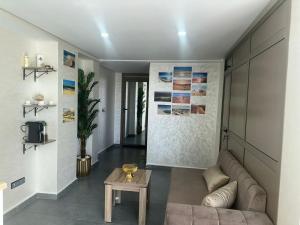 een woonkamer met een bank en een tafel bij Residence Fakir in Dakhla