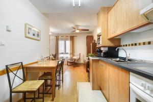 a kitchen with a table and a dining room at Alojamiento Las Guixas Villanua in Villanúa