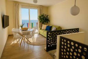 レトイアンニにあるBlue Waveのリビングルーム(テーブル、椅子、ソファ付)