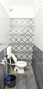 Koupelna v ubytování FullMoon Guesthouse