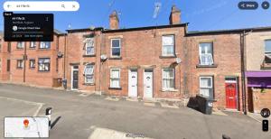 Blick auf eine leere Straße mit Backsteingebäuden in der Unterkunft Unique 3Bed Home Free Parking Near Meadowhall in Brightside