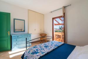 a bedroom with a bed and a dresser and a window at Vecchio Stazzo in San Teodoro