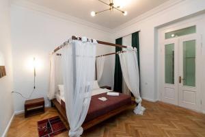 Postel nebo postele na pokoji v ubytování Light and Luxurious 2BR Apartment - by Wehost