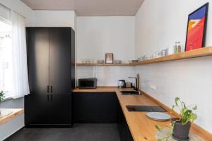 Kuchyň nebo kuchyňský kout v ubytování Light and Luxurious 2BR Apartment - by Wehost