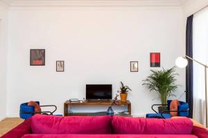 TV a/nebo společenská místnost v ubytování Light and Luxurious 2BR Apartment - by Wehost + 17 fotografií