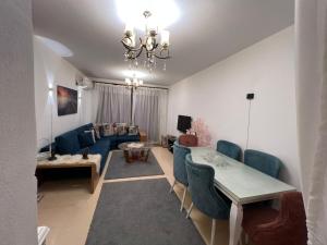 a living room with a table and a couch at شقه المتحف in Ghaţāţī