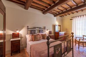 a bedroom with a bed in a room with wooden ceilings at Agriturismo Colle Imperiale in Radicofani