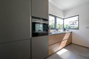 una cucina con lavello e microonde di Chesa Blue Apartment a Rovigno (Rovinj)