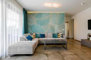 un soggiorno con divano e parete di Chesa Blue Apartment a Rovigno (Rovinj) Altre 27 foto