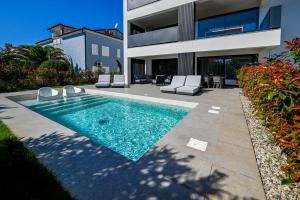 una piscina nel cortile di una casa di Chesa Blue Apartment a Rovigno (Rovinj)