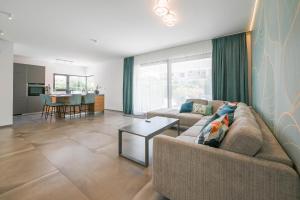 un soggiorno con un divano e un tavolo di Chesa Blue Apartment a Rovigno (Rovinj)