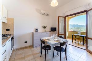 ヴィッラシミーウスにあるResidence Le Fontaneのキッチン(テーブル、椅子、テーブル付)