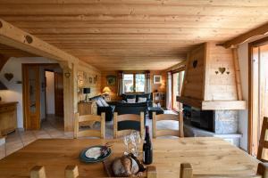 Una cocina y sala de estar de una cabaña de troncos en Chalet Anou - proche pistes de ski, en Le Chinaillon 12 fotos más