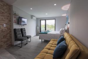 a living room with a couch and a bed at Casa da Mãe in Santana