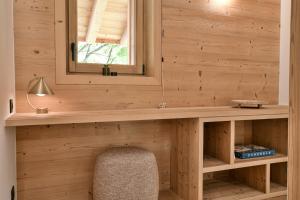 Un baño de madera con espejo y silla en Chalet Chinaille A1, en Le Chinaillon 20 fotos más