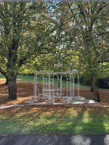 een wit object in een park met twee bomen bij Manoir et Appartements avec piscine au Domaine de Bize Mirepoix in Mirepoix +144 foto's