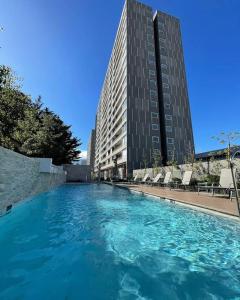a large swimming pool in front of a building at Lujo y confort en el corazón de Santiago in Santiago