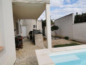 a backyard with a swimming pool and a house at Appartement dans villa avec jardin et piscine privée in Marguerittes