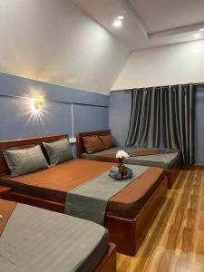 une chambre avec deux lits et un canapé dans l'établissement ណាវិតាយ៉ារី បឹងហ្គាឡូ Navitayary Bungalow, à Krong Saen Monourom 14 autres photos