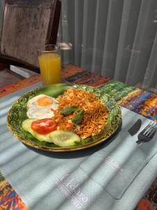 een bord voedsel op een tafel met een bord voedsel bij Udãra Hideaway Villa in Toyapakeh