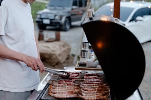 Εγκαταστάσεις μπάρμπεκιου για όλους τους επισκέπτες του οργανωμένου κάμπινγκ