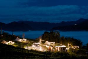 Φυσικό τοπίο κοντά σε οργανωμένο κάμπινγκ +27 φωτογραφίες