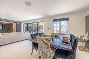 Posezení v ubytování 5 Bed Home in Datchet with Garden & Parking