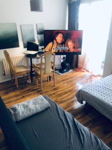 TV a/nebo společenská místnost v ubytování Hunters Lodge