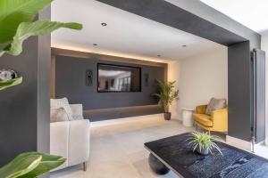 TV a/nebo společenská místnost v ubytování 5 Bed Home in Datchet with Garden & Parking