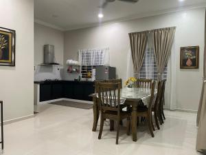 Kuchyň nebo kuchyňský kout v ubytování Kundang Villa @ Tasik Biru - 3 Bedrooms Bungalow