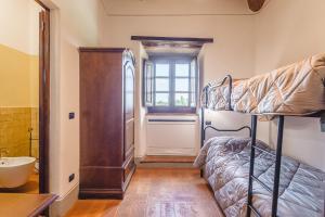 コルトーナにあるAgriturismo Podere Ponticelli - Villa con vista su Cortonaの二段ベッドと窓のある寝室 +66枚の写真