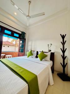 ゴールにあるSENUKiのベッドルーム1室(緑と白のシーツが備わる大型ベッド1台付)