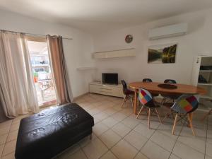 PaphosにあるEden gardensのテーブルと椅子とソファのあるリビングルーム