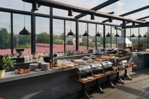 ein Buffet mit einer großen Auswahl an Speisen in der Unterkunft Sapiens Hotel in Taschkent