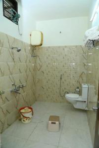 un baño con inodoro y lavabo en Kiran Home Stay, en Agra 10 fotos más