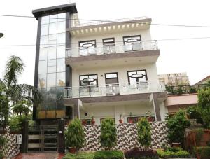 un gran edificio con un balcón en la parte superior. en Kiran Home Stay, en Agra