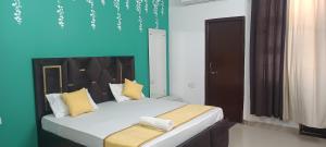Un dormitorio con una gran cama blanca con almohadas amarillas. en Kiran Home Stay, en Agra
