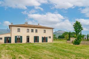 コルトーナにあるAgriturismo Podere Ponticelli - Villa con vista su Cortonaの庭付きの大家の外観