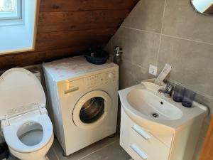 Ένα μπάνιο στο Martin's Apartment at Kirchheim near train station