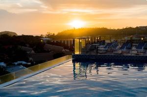 Bazén v ubytování OZONE Best Studio After Renovation 2025 nebo v jeho okolí