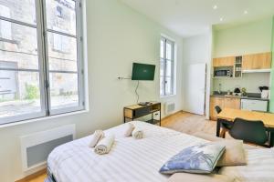 une chambre avec un lit avec deux serviettes dessus dans l'établissement Le Saint Colette #Parking privé et sécurisé, à Cognac