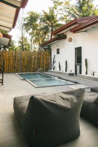 a swimming pool in the backyard of a house at Casa Sinabowewa in Ahangama +33 photos