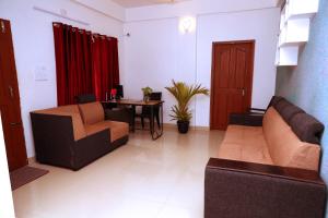 un salon avec un canapé et une table dans l'établissement Tea Haze Cottage, à Anachal